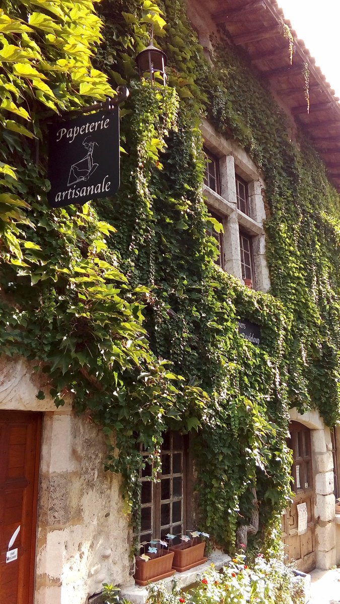 OTPerouges's tweet image. #reportage #france3 à #Pérouges sur la #papeterie #artisanale à visionner ici: bit.ly/2enthDo 
Des artisans de qualité dans la cité