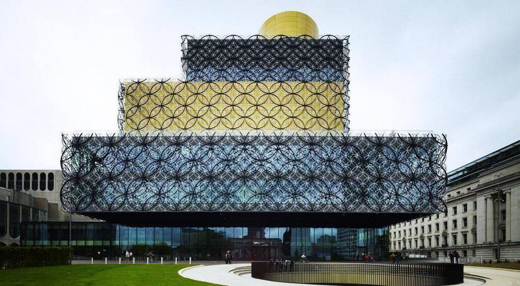 BhamUpdates's tweet photo. BREAKING: Woman sadly dies after falling from a balcony at the Library of Birmingham. https://t.co/a0WdHp1YXI https://t.co/spcxgV8Ors