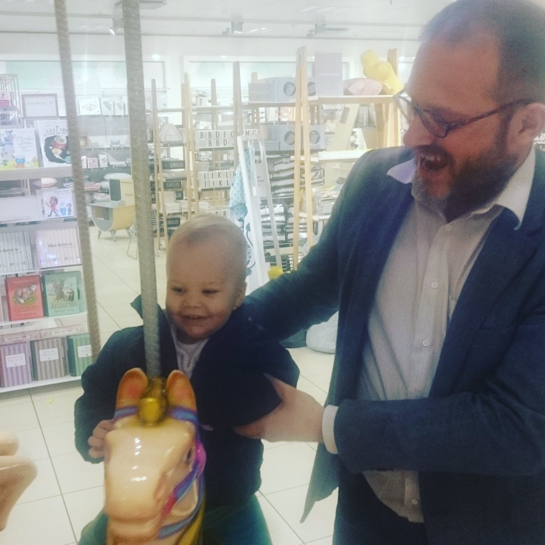 Edward_Blom's tweet photo. Medan Gunilla köper barnkläder leker Jerker &amp; jag med Melchior på leksakavdelningen. Alla ler glatt &amp; tror vi är ett berusat svenskt gaypar. https://t.co/L0laHRWOtg