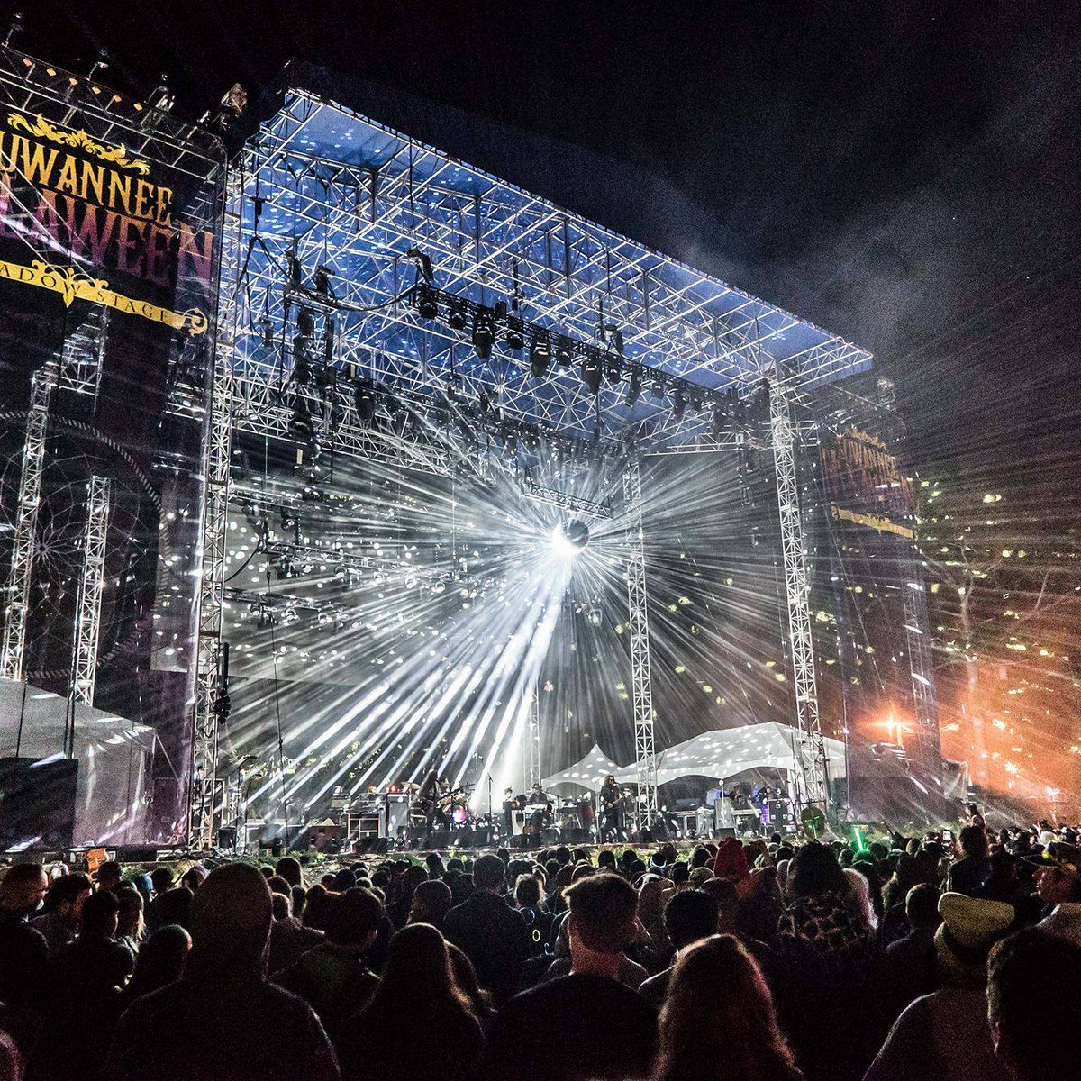 SobokehVideo's tweet photo. @mymorningjacket lit up the Meadow Stage at @HulaweenFL! #fireset #MMJ #hulaween2016 #discoball #SOSMP #killingit #fallfestival #lit https://t.co/qkmNbqB5f0