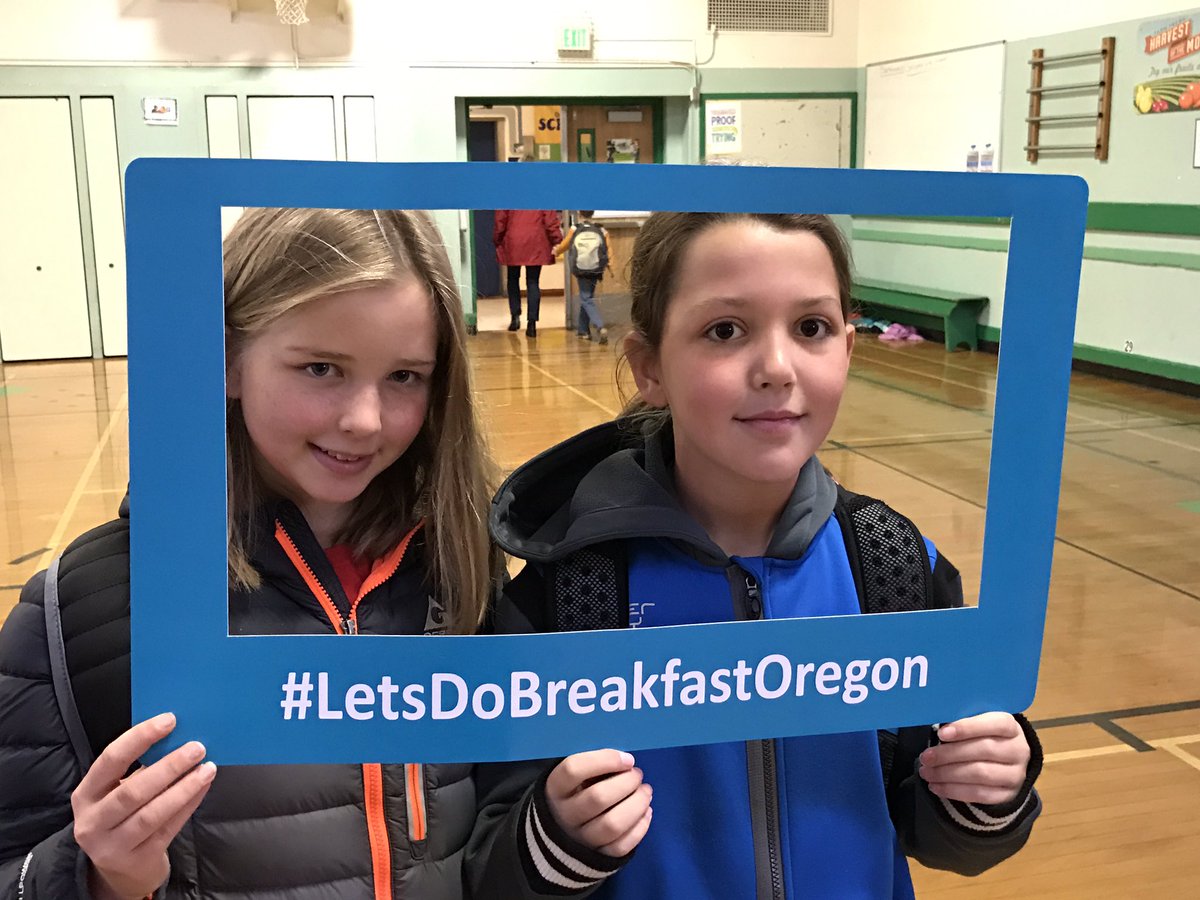 APSchachner's tweet photo. Day 2 Happy Students at Breakfast  #LetsDoBreakfastOregon #pps https://t.co/vfTdpRS6f1