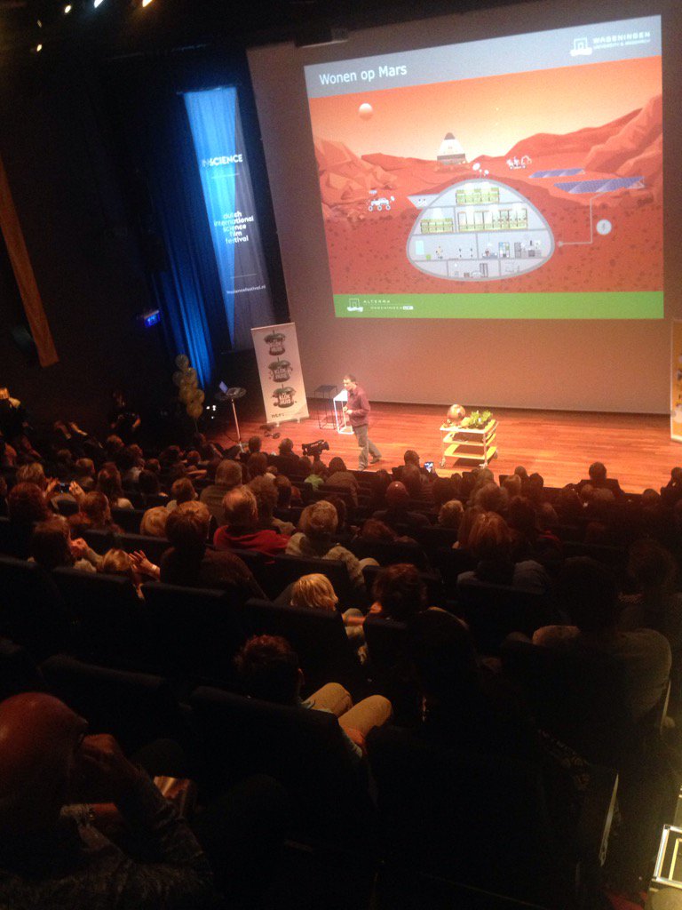 jacniessen's tweet image. @Wieger_Wamelink winnaar #Klokhuis Wetenschapsprijs, laat Wonen op Mars zien in kindercollege bij  #InScience.