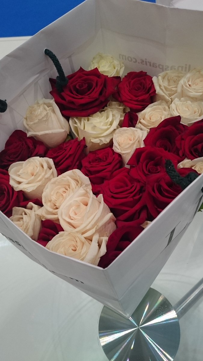 MoZa_007's tweet photo. Loving the bag of roses my colleague made for me 😍 #ThankYou #EventDone https://t.co/Kx7tuXUja7