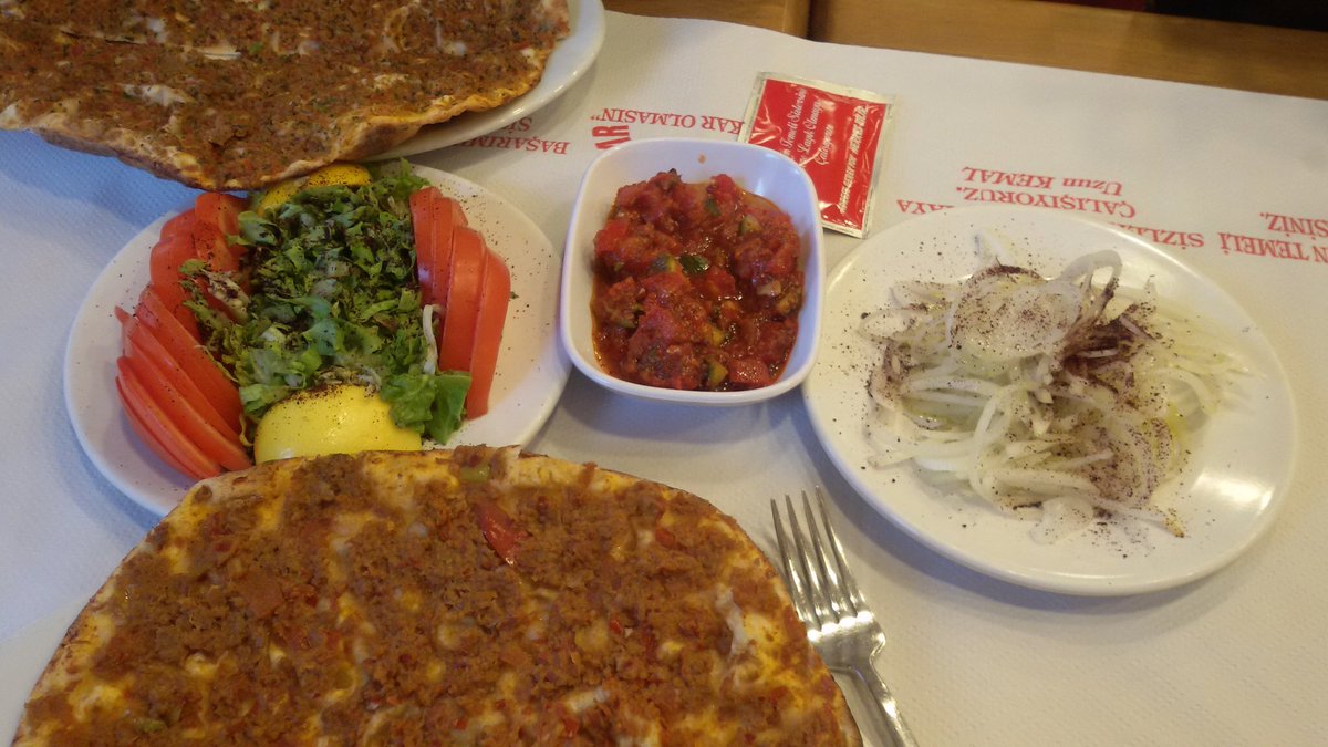 Kuyruk yağı olmayan sıfır yağlı kıymadan bana özel lahmacun yapılır illa ye 😏😉😆