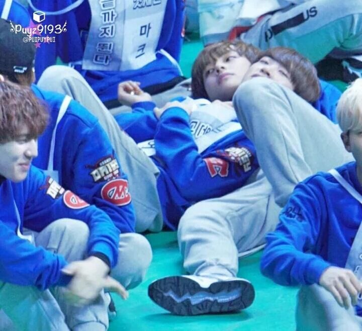 yjsw1722's tweet image. ตอนที่เพื่อนรู้ข่าวว่าเมียเพื่อนป่วย เพื่อนก็ต้องปรอบเพื่อน เอ๊ะ หรือแทฮยอนจะเป็นเพื่อนสนิทคิดไม่สื่อ ควบทั้งคู่ไปเลย #MarkJae #VJae #VMark