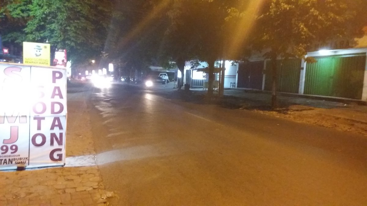hadhibas's tweet photo. Pukul 22:33 jl.sukarno hatta terpantau ramai lancar -dwihadistt7 
#traffic_malang @Edunewsfm @official_itv https://t.co/YiOB7juYqE