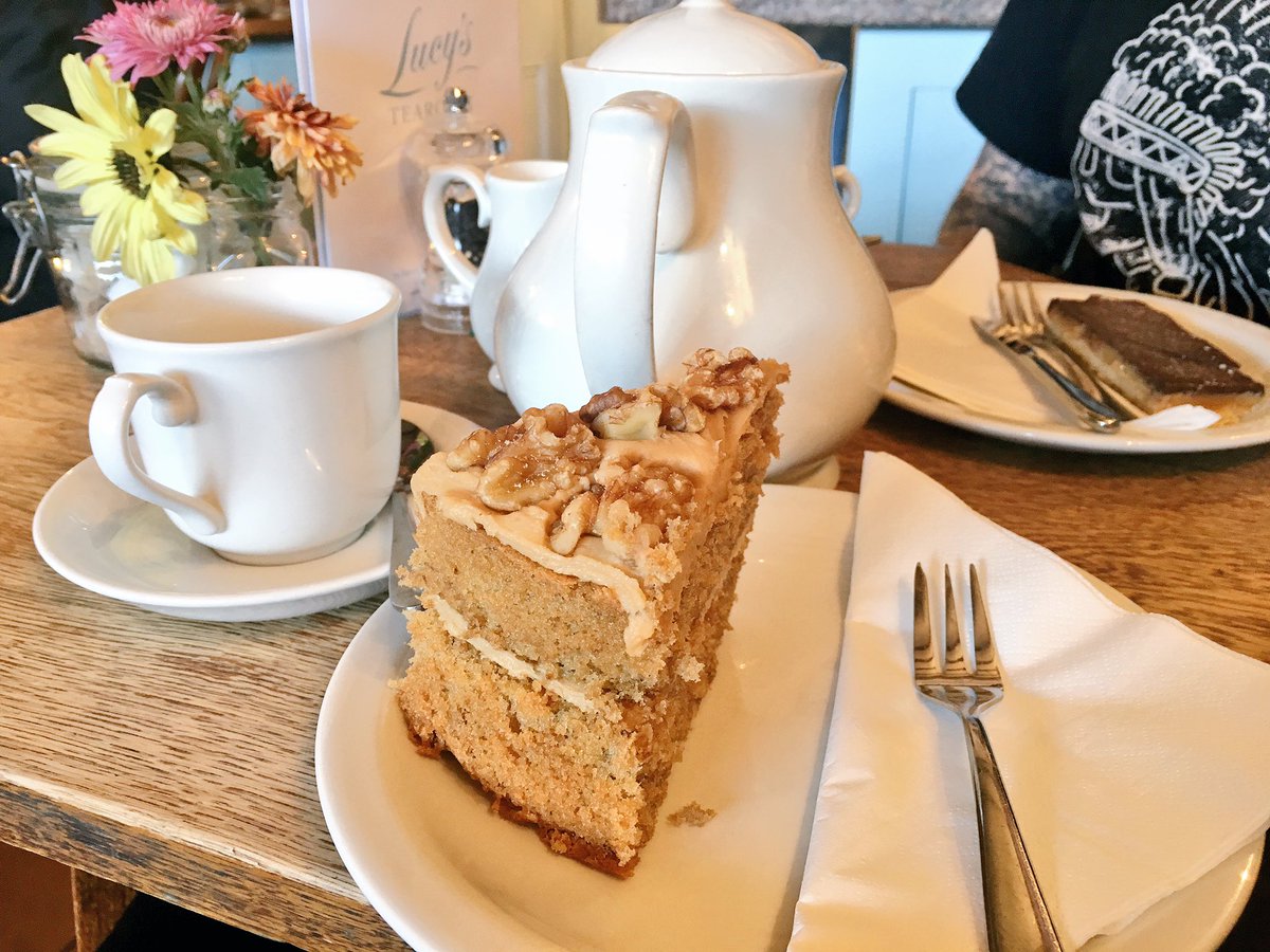 Essjay_88's tweet image. Delicious coffee and walnut cake with a good strong tea at @lucystearoom in #stowonthewold this afternoon 💜