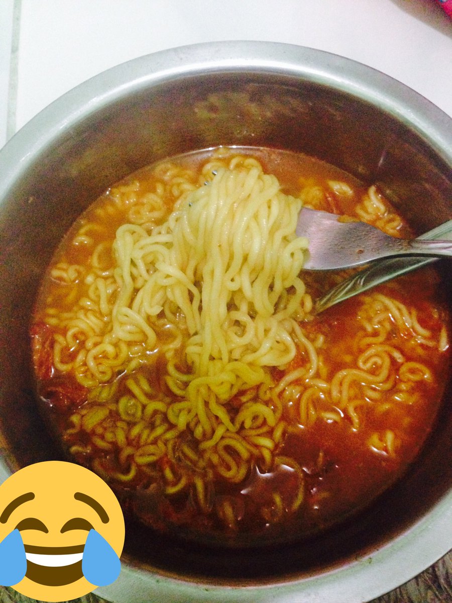 ndaaaaah_'s tweet photo. Makan tengah malam #Samyunkimchi #korea 🍲🍜 https://t.co/XfVLz4g6ts
