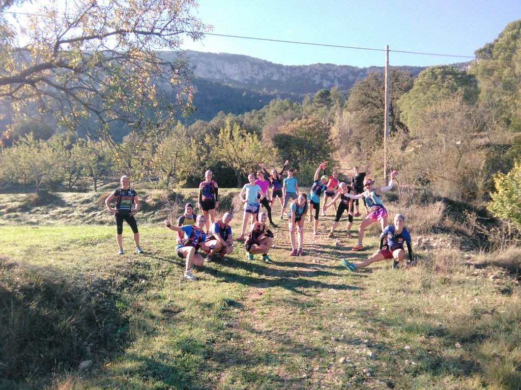 Jessy_MatC's tweet photo. Orgullosa de tener el grupo de #Trail @APER_GUERRERAS Ayer salimos la mitad de #Guerreras y éramos 17! 20km disfrutones por #FontRoja #Alcoi https://t.co/cMKdJM5jOu