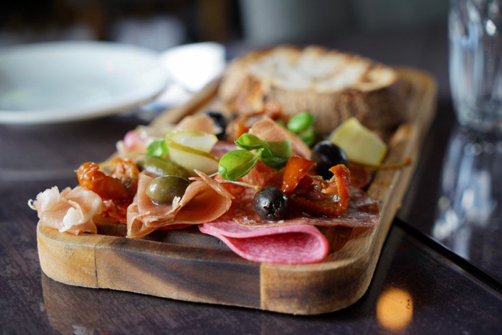 ElegantMidlife's tweet photo. Beautiful food &amp; a beautiful view. Here's a restaurant to get your eyes on: https://t.co/o5Dtz2EIys #Review #restaurant #Foodies #eatingout https://t.co/DvOXyrQIJ8
