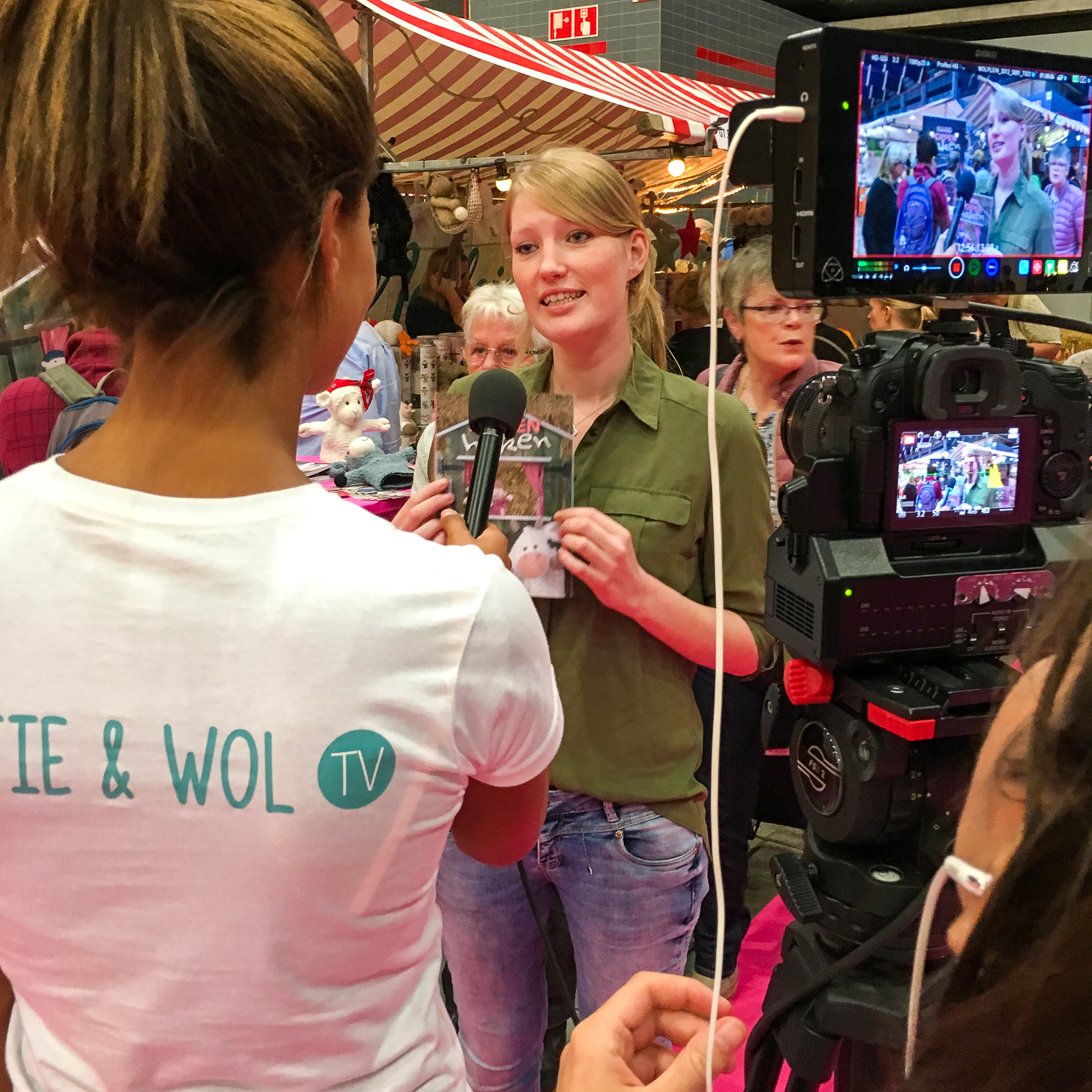 Gespot! @koffiewoltv interviewt Stefanie Trouwborst-Wijers @cutedutch over haar boek 'Handpoppen haken'! #kreadoe #kreadoe2016 #koffiewoltv