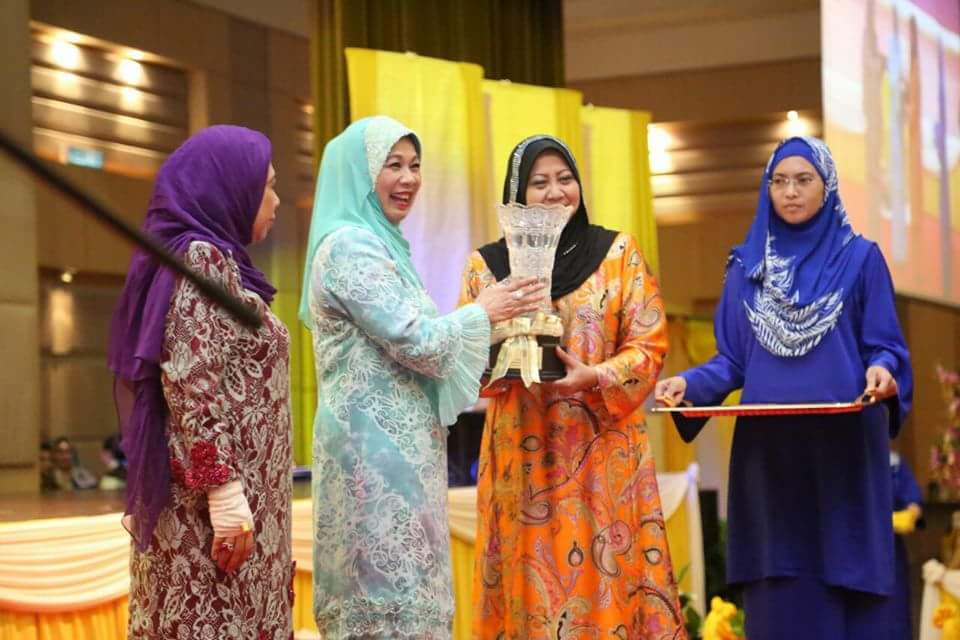 gkanedi's tweet photo. Tahniah #BakatLaut dinobatkan juara keseluruhan Pertandingan Kraftangan ATM 2016 #Kebajikan @HishammuddinH2O @tldm_rasmi @mykamarul https://t.co/VnnypFcUu4