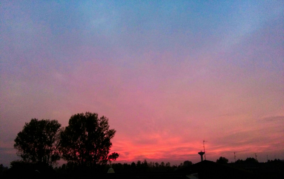 NickDeadOwl's tweet photo. Cose belle da casa #tramonto #sunset #Autumn #autunno2016 https://t.co/xoW2YTJIV4