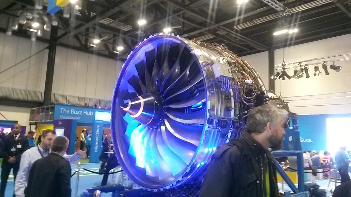 joao_pmlima's tweet photo. Expo area at #microsoftdecoded looks sick! The @RollsRoyce engine is pretty awesome!
#data #cloud #iot #DataCenter #VR https://t.co/QVm9hOdkk1