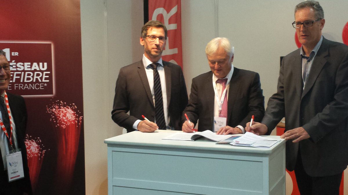 PCAMEO's tweet photo. Signature au #SELACQ2106 de convention avec #sdeeg @enedis_aqui_N et @SFR_Groupe : déploiement #fibre en #Gironde avec le sénateur Pintat https://t.co/NOHa6UB8tZ