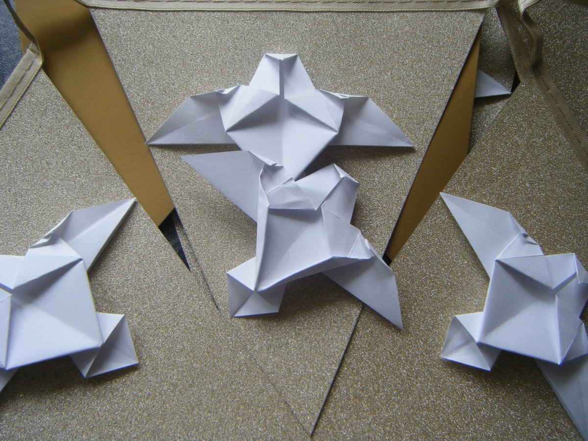 michasorigami1's tweet photo. #OrigamiMigration #FlightofFreedom #Ireland #MichasOrigami @BritishOrigami @WWFUK @WWF https://t.co/Z02QFquOh2 https://t.co/smatATTu8J