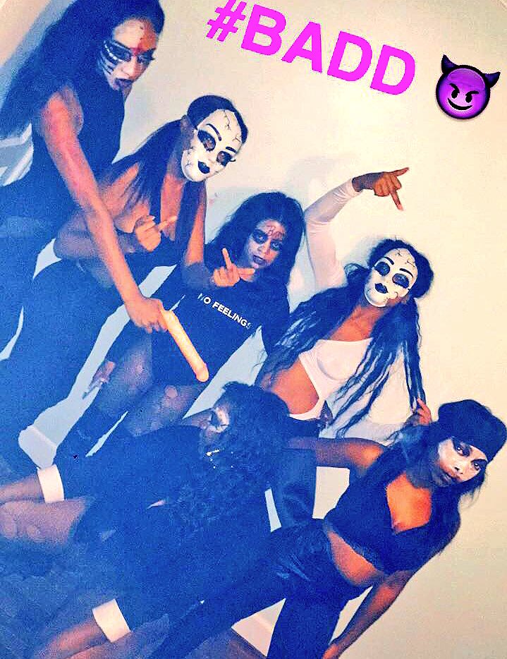 LovelyyNae_'s tweet photo. nobody really likes us😈 but that's fine they know our name tho 😇 #baddbehavior 👯👻🤑💖🔫 https://t.co/g1QYgwGgH0