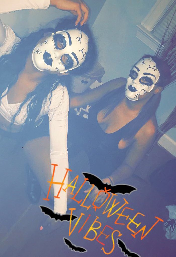 LovelyyNae_'s tweet photo. nobody really likes us😈 but that's fine they know our name tho 😇 #baddbehavior 👯👻🤑💖🔫 https://t.co/g1QYgwGgH0