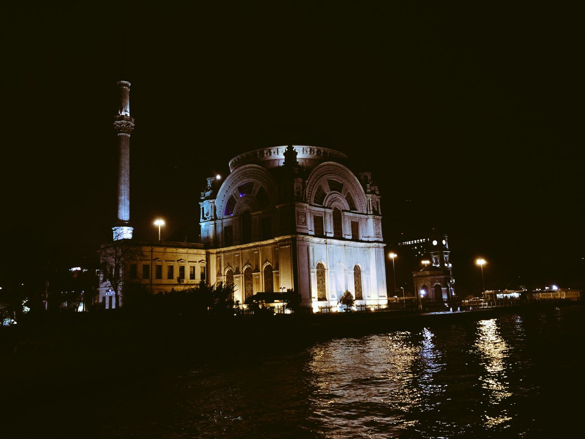 SPEAKYOURMINDD's tweet photo. In other news I have awarded myself as the photographer of the year. Cheers to myself 💥🎉🍾 #EuropeToAsia #BoatCruise https://t.co/eFHQhE3aws