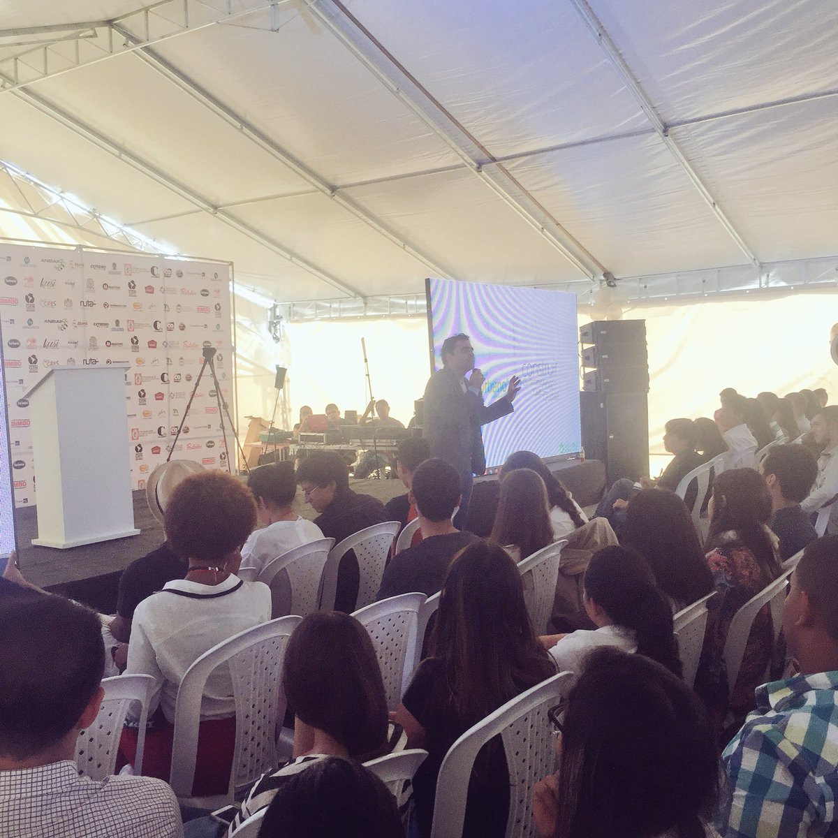 UrbanoMed's tweet photo. @SergioRoldanG: "Nuestro #RetoMundial es construir #CiudadaníaAntesQueCiudad desde la formación intelectual de las personas"
#CLEIN2016 https://t.co/dIMKM566Be