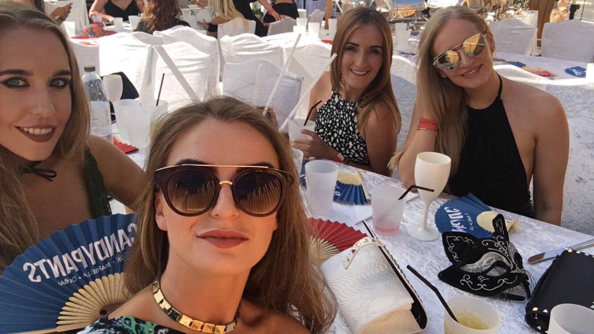 AlexGrantx's tweet photo. DUBAI! Had the best week, missing my girls already. 👭❤️ https://t.co/bQKiCbfdXn