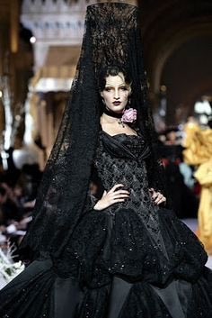 VicoPM's tweet photo. Galliano for Dior Fall 2007. Resembles the fontange, headdress that has ruffles held in place with wire supports, from 17th Century  #ha344 https://t.co/jeBz1YCClE