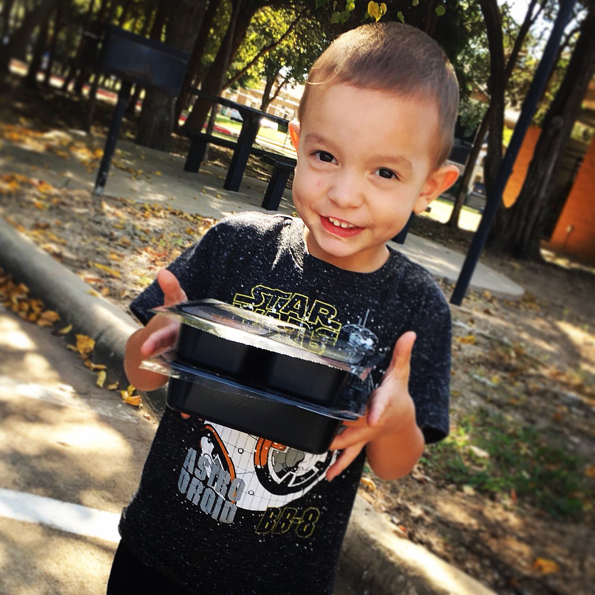 WeeVolunteer's tweet photo. This little one can carry two meals with only two fingers! #maytheforcebewithyou delivering away hunger! @VNATexas #cecpta https://t.co/K5EQm5e3L1