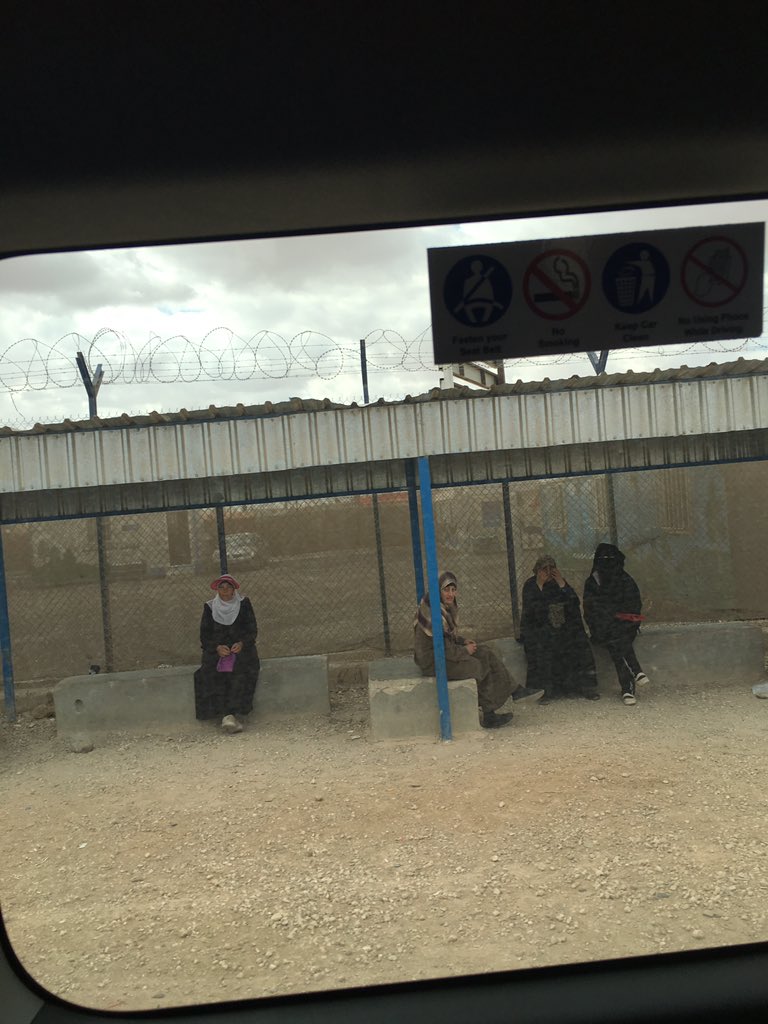 raltalei's tweet photo. @AJArabic #في_ مهمة #witherefugees مخيم الزعتري نحو ٨٠ الف لاجيء https://t.co/A0zGJ191pD