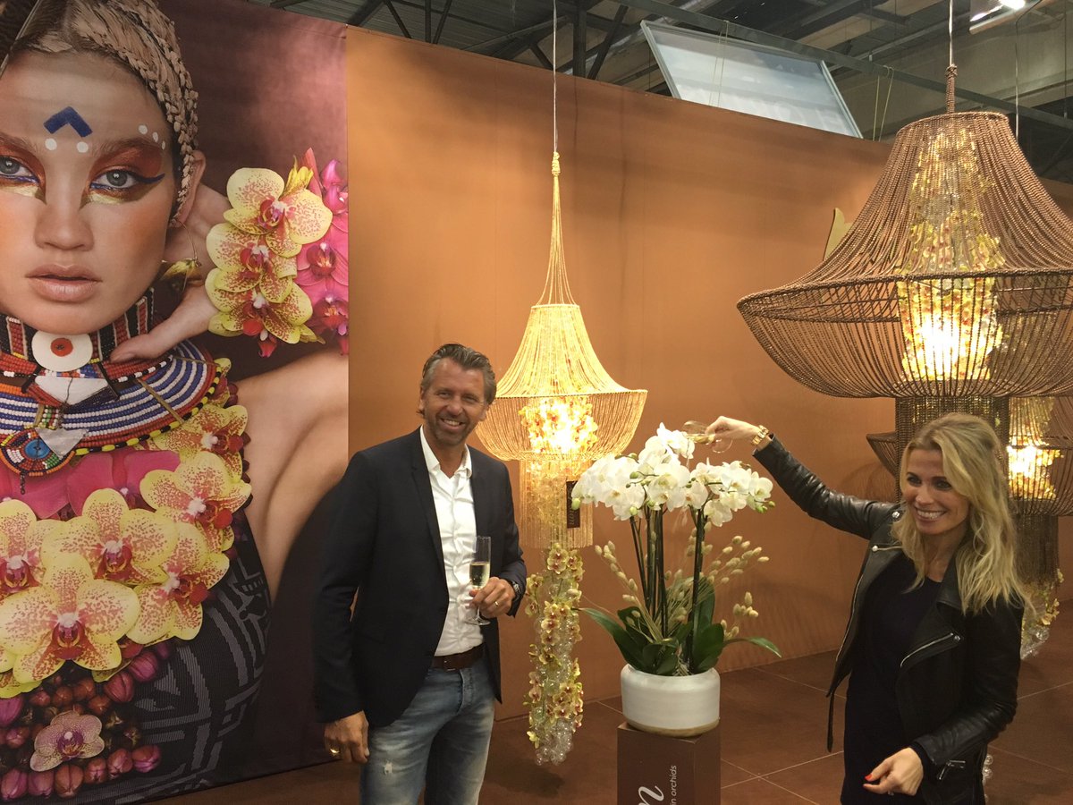 Vanmiddag de doop 🍾 van het nieuwe ras #Vivion door <a href="/vivianreijs/">Vivian Reijs</a> bij <a href="/SionOrchids/">Sion</a>! <a href="/eric_moor/">Eric Moor</a> #vanharte #publiciteit