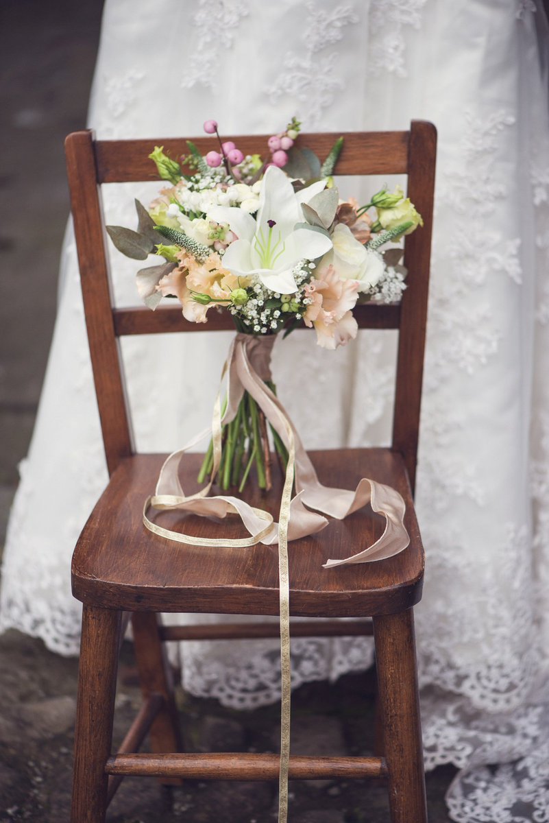 lovedupnorth's tweet photo. We #love this dreamy autumnal bridal shoot that's up on the blog: https://t.co/hL5Bil0BVT Pics Pearl Photography #wedding https://t.co/Qnf3Zbs5Cs