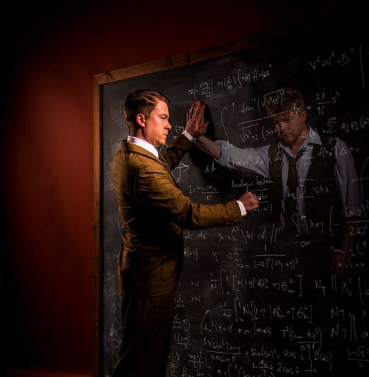 AlanTuringBr's tweet photo. A peça "Breaking the Code" (estrelando @danielrigby como Alan Turing) está em exibição no @rxtheatre até 19 de nov.: https://t.co/vcwcm7Q7eT https://t.co/lfJFsjqOFZ