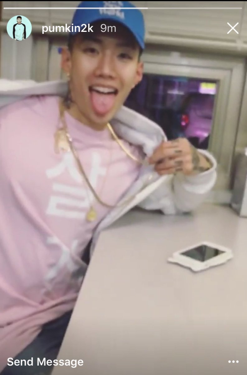 itsjaypark's tweet photo. #JayPark #박재범 wearing @KRSP_LIFE's pink 살자 (let's live) shirt and "Fuck Sea World" hat 😛👅 👉DJ Pumkin's IG Story https://t.co/aJ3npx3FEq https://t.co/q9ppavcZP6