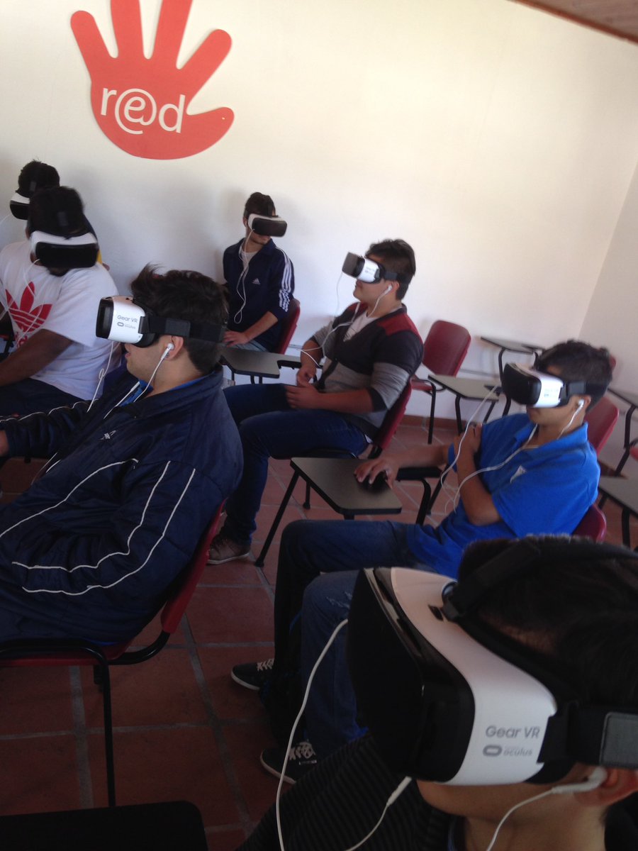 Zaal_86265's tweet image. Hoy por la tarde visitan Casa RED alumnos de 5 año de Esc Tecnica! #RedVirtual @Munirivadavia1 @edgaralarconm @JUReynoso
