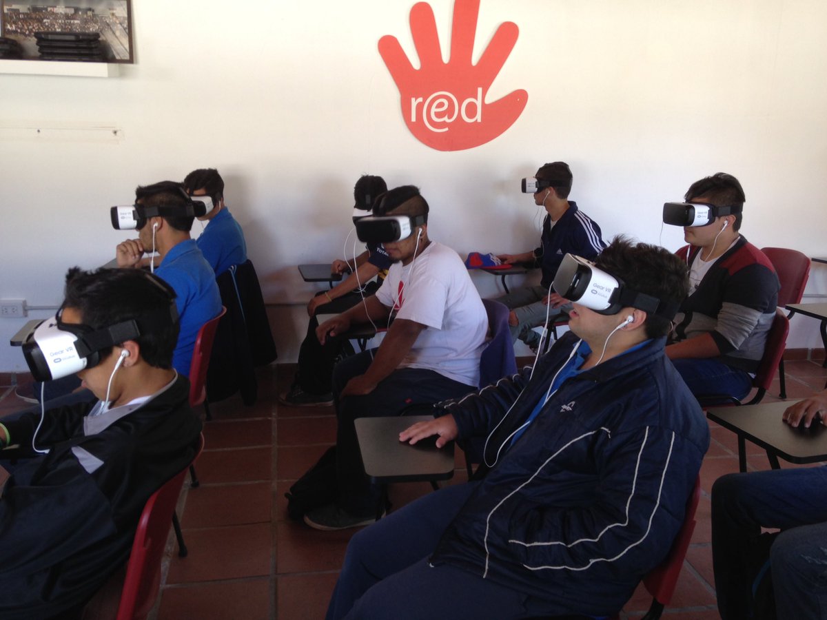 Zaal_86265's tweet image. Hoy por la tarde visitan Casa RED alumnos de 5 año de Esc Tecnica! #RedVirtual @Munirivadavia1 @edgaralarconm @JUReynoso