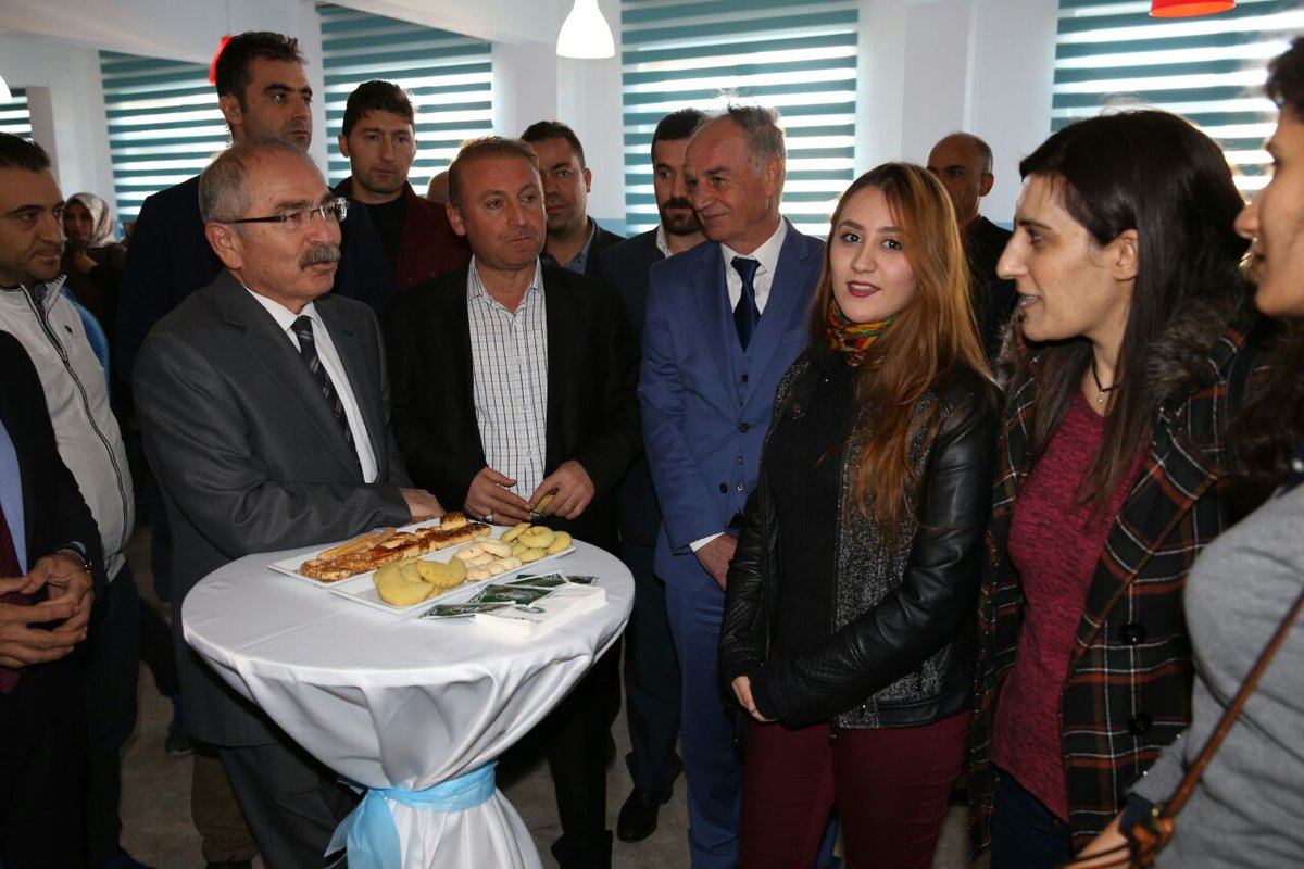 Gelecek Gençlerin Hayallerinde.
Gençliğe yatırım hem ülkemiz için hem Dünya için daha iyi bir geleceğe yatırım yapmaktır.