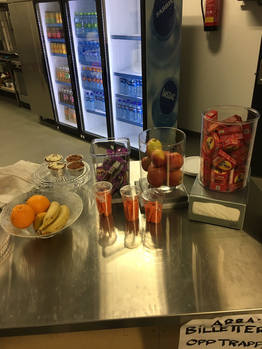 På besøk i Karmøy storhall og Vedavåg.Der får du ikke kjøpt noe som inneholder sukker i kiosken.En mønsterhall på alle områder!!
