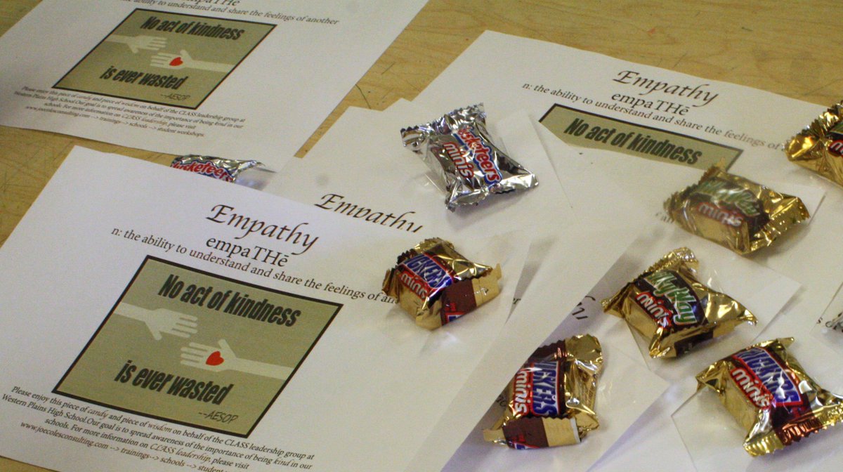 WesternPlains1's tweet photo. Spreading empathy awareness @ WPHS! Looking forward to next week's conference. #freecandyforeveryone #CLASSleadership @joecoles33 https://t.co/f6RreZcQEL