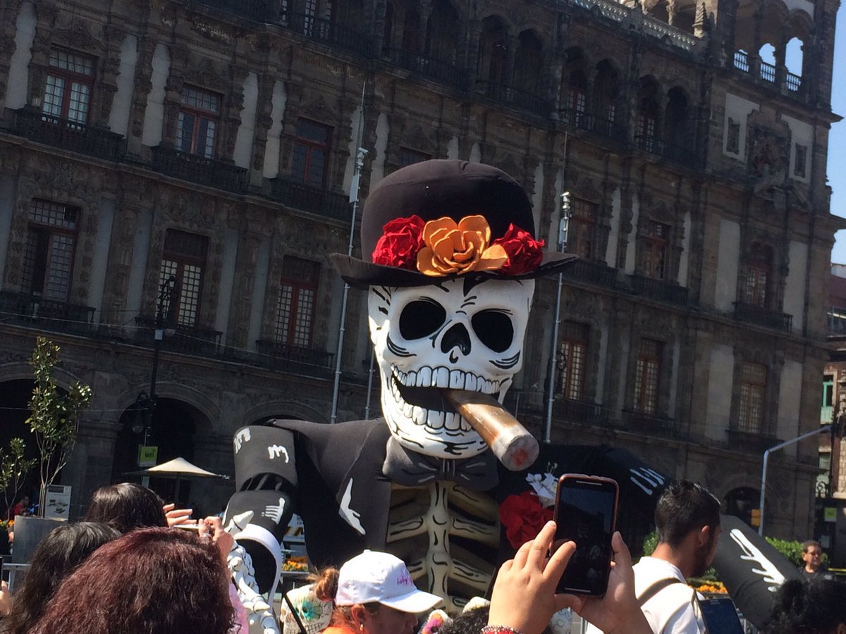 FernandotlSUR's tweet photo. En el Zócalo de la capital mexicana siguen los festejos tradicionales por el Día de Muertos, con instalaciones artísticas y esculturas https://t.co/h2cT4KVq78