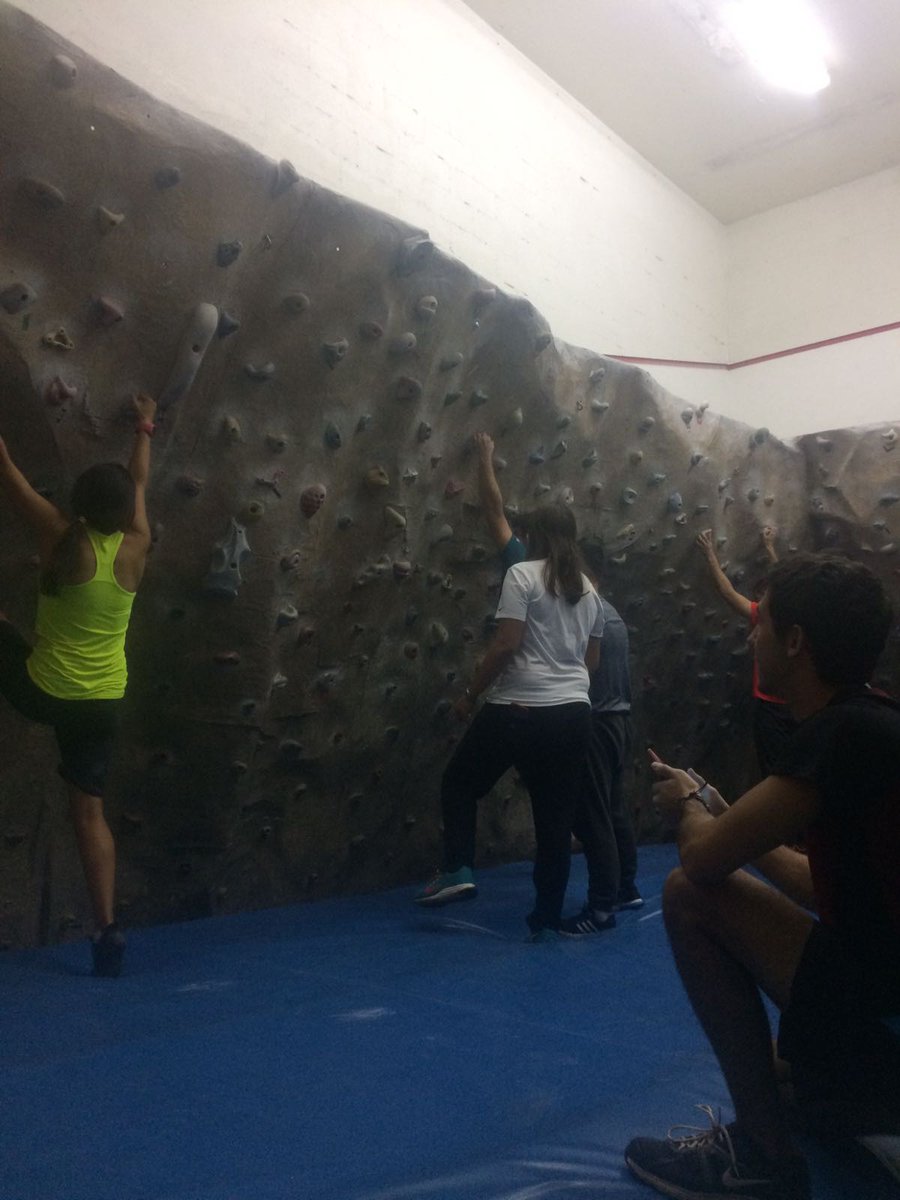 FaculEDUAM's tweet photo. Boulder en Dehesa Boyal. #AFDMN #CCAFyD !Est@s chic@s no paran!! 🗻🗻 https://t.co/bq3Ax41CPq