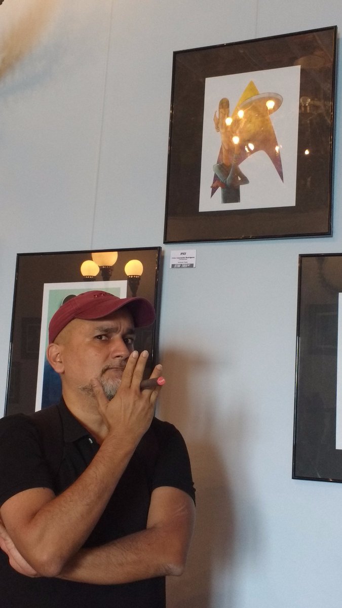 SOMOSCARICATEAM's tweet photo. Nuestro colega @Leroguez posando con su #caricatura de #StarTrek @adam_nimoy #Sitges2016 @sitgesfestival https://t.co/2ZLY4jP4cs