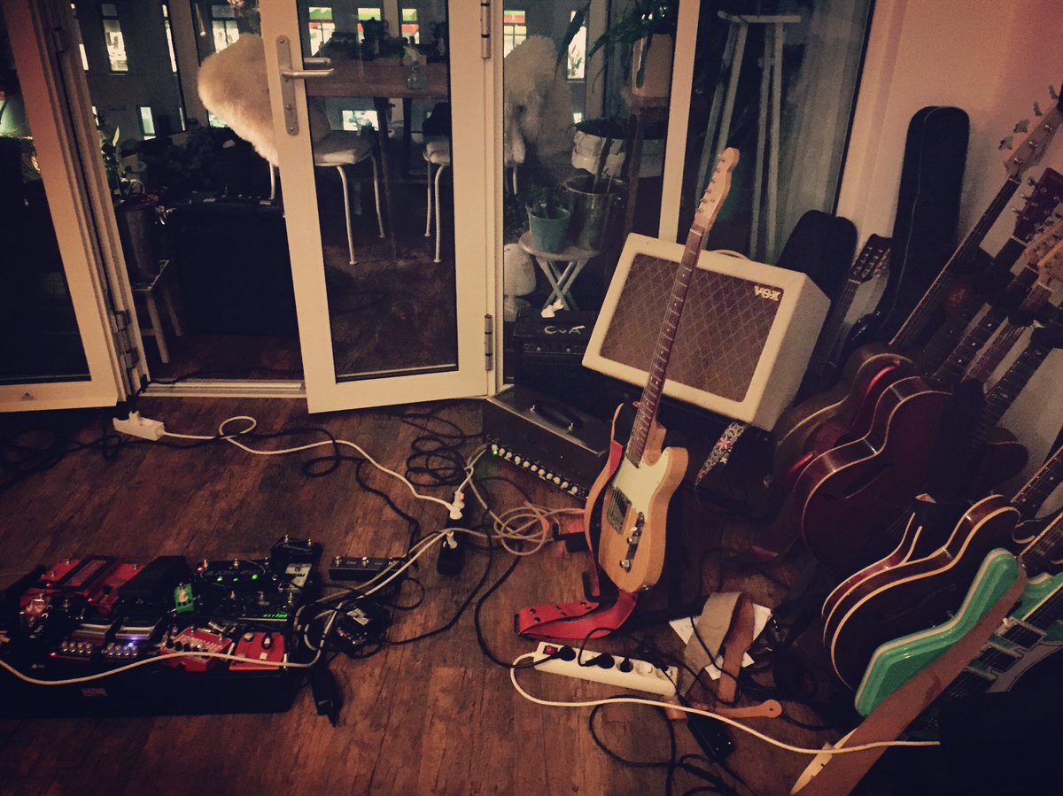 mj_talisman's tweet photo. #Gitarist gaat zo #maartenvandergrinten aan de tand voelen over "the Spaceship" #hellodemon #boysandtheirtoys https://t.co/kpPZiBvu9i