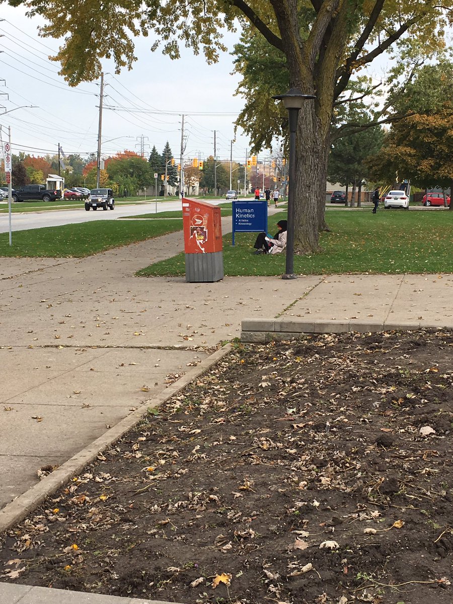 TrishChristineD's tweet photo. The weather makes it the perfect place to study and refocus! Time to clear the mind! @UWindsorKIN #LancerHealth https://t.co/PrluourqQe