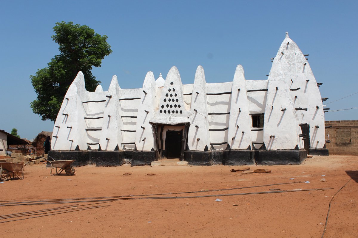 NanaLuckham's tweet photo. Visiting the oldest mosque in Ghana #Larabanga #LPinGhana #MoleNationalPark https://t.co/dt2Pwy4mKY