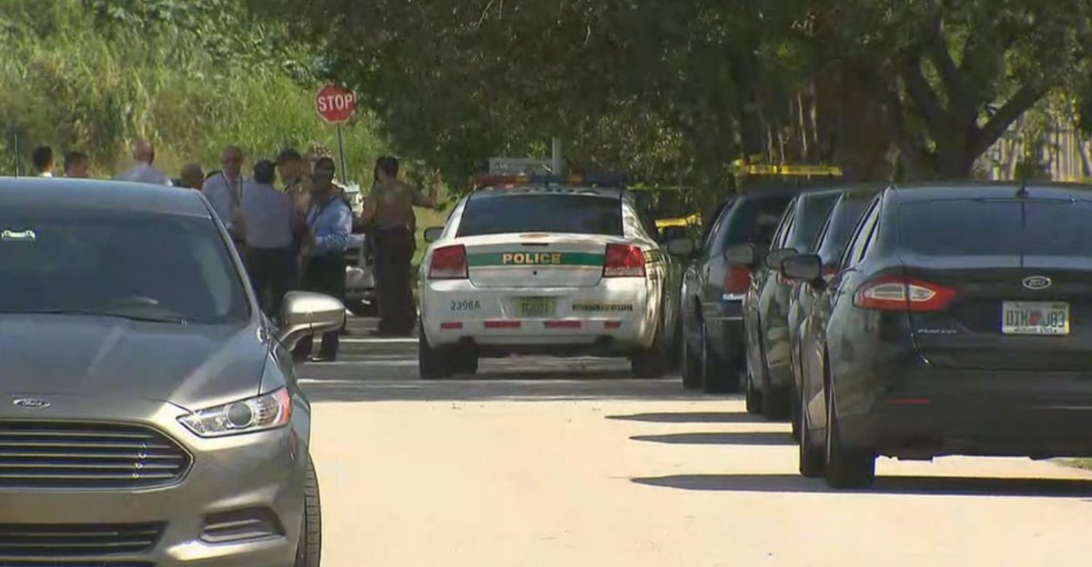 WATCH LIVE Briefing on suspect on loose connected to multiple shooting Miami-Dade scenes bit.ly/2fEVjvU?utm_me… https://t.co/nbrKz0CN0c