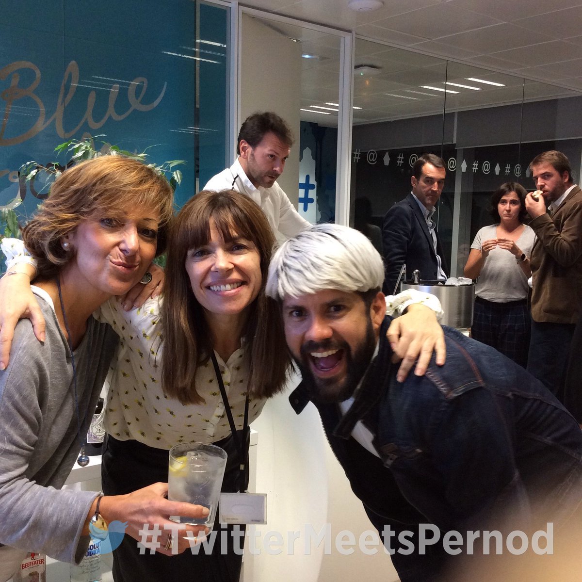 TweetEventos's tweet photo. Hoy nos vinimos a @TwitterSpain a aprender de marketing digital, tendencias y... a bebernos una copita 🍸 https://t.co/UV41vpB7hn