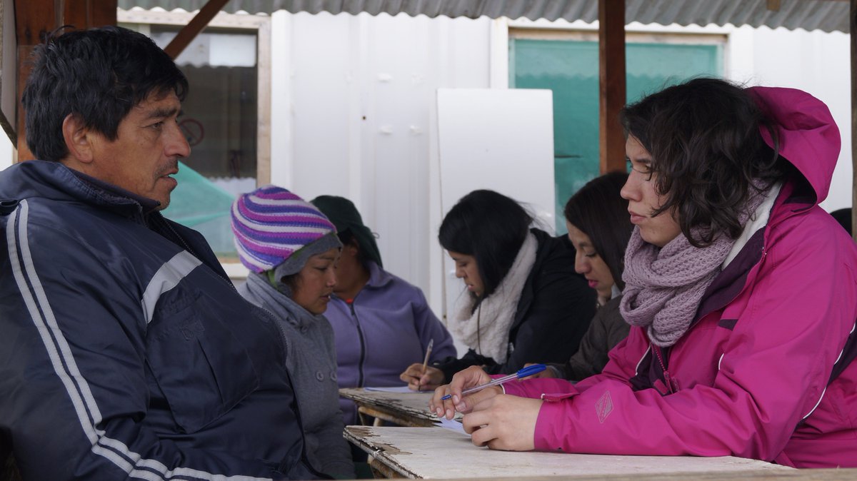 Estudiantes de Trabajo Social Inacap #ValdiviaCl aplicando encuestas con miras hacia un plan de bienestar para la Comunidad. #Mehuín