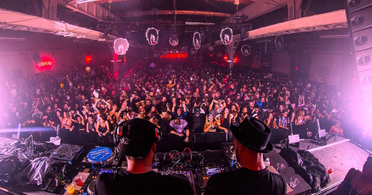 Hometown Halloween party with <a href="/themartinezbros/">TheMartinezBrothers</a> at <a href="/circolocoibiza/">CircoLoco</a> NYC went a little like this... 💀👻  mixm.ag/GMcP9q