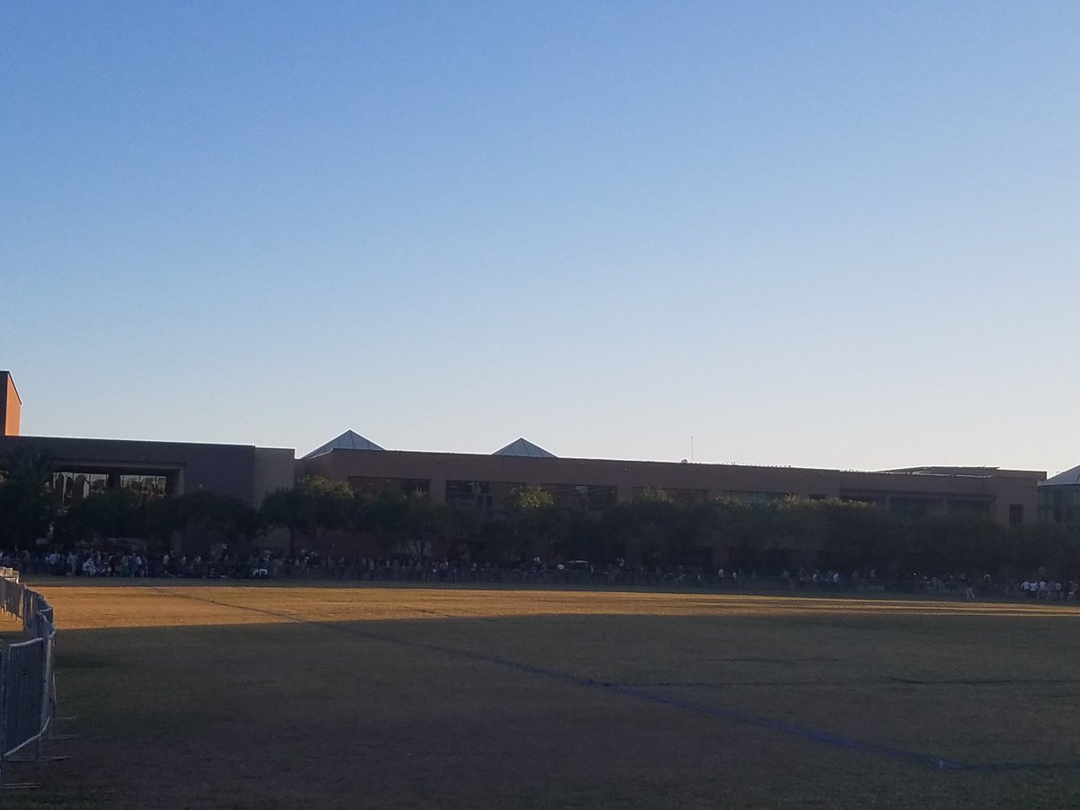 RubenGallego's tweet photo. Line wrapped around to see @HillaryClinton #hillaryforaz https://t.co/WKdImjUqsF