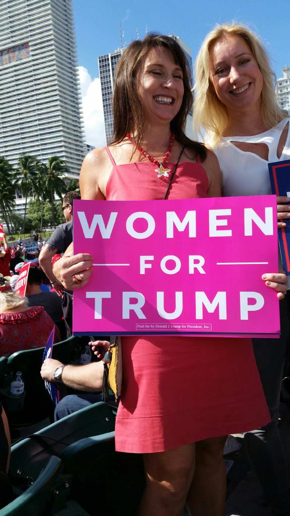 mrfome's tweet photo. Heidi at Donald Trump rally 6 days left😎 https://t.co/aQlHAPV55t