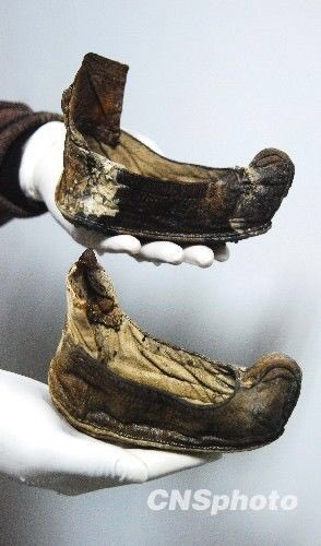 Kaboking 漢服向けの鞋は 明朝風の弓鞋のデザインが多いようです 勿論 サイズは大きいですが 大きな鞋のベロ が踵についていますが これは履く時あると便利そうですね 目立つので刺繍を施している物もあります 最近は補強に裏にゴムが でも時にそれ